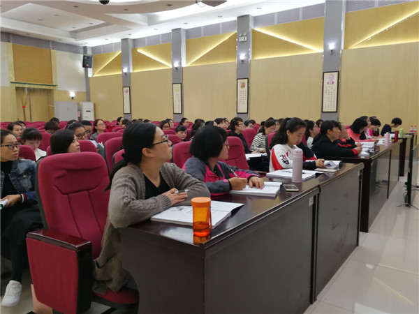 学员认真听课.jpg 学员认真听课.jpg