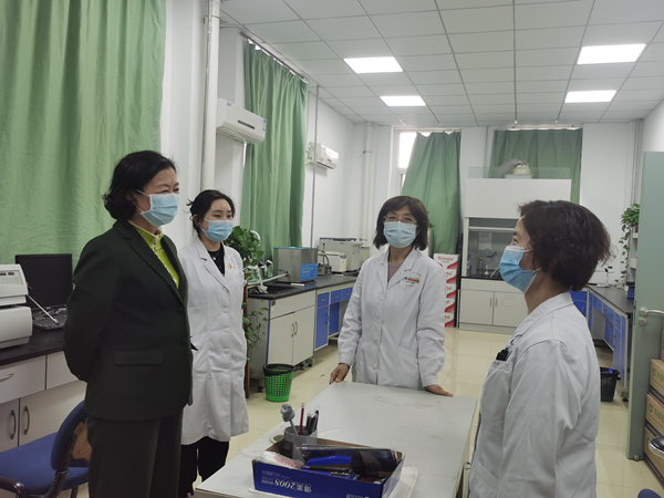 专家组参观血药浓度室_副本.png 专家组参观血药浓度室_副本.png