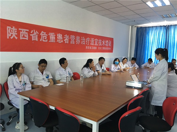 石海丹医生进行培训讲座.jpg