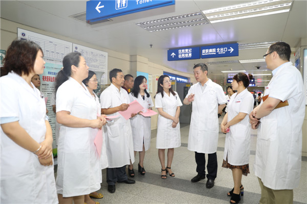 高亚副院长到医保窗口进行现场指导.JPG 高亚副院长到医保窗口进行现场指导.JPG