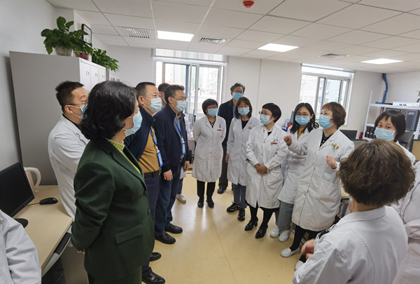 专家组参观脑电监测中控室_副本.png 专家组参观脑电监测中控室_副本.png