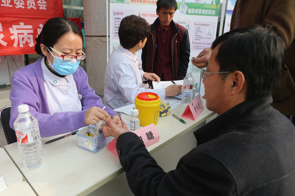 张婷婷主管护师测量血糖并宣教.JPG 张婷婷主管护师测量血糖并宣教.JPG