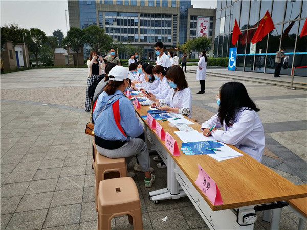 广场义诊.jpg 广场义诊.jpg