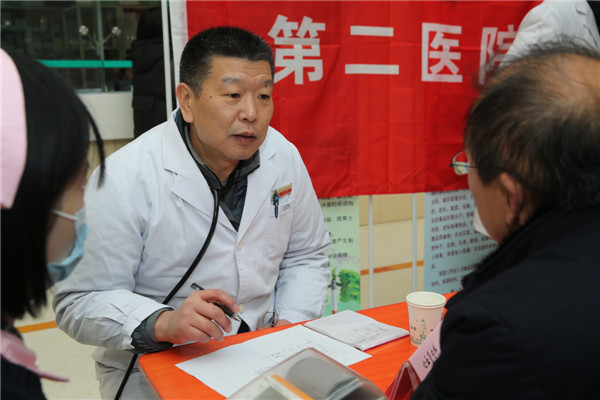 6.董新教授为群众义诊.JPG
