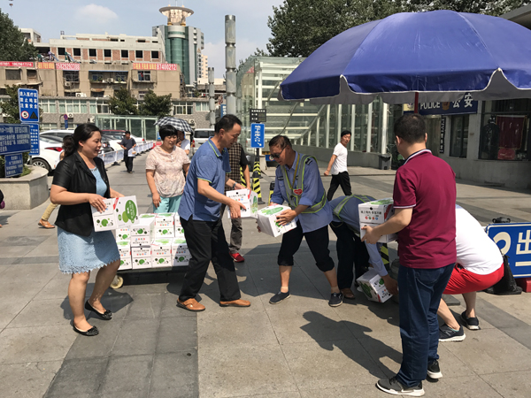 7.20慰问疏导员1.JPG 7.20慰问疏导员1.JPG