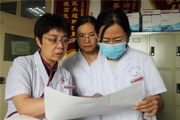 何爱丽教授（左一）研究病人病情_副本.jpg
