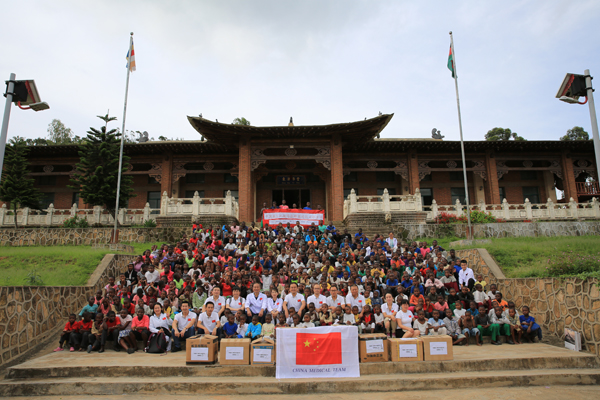 2018年12月10日中国医疗队在布兰太尔ACC马拉维孤儿关怀中心为非洲孤儿义诊后合影.jpg