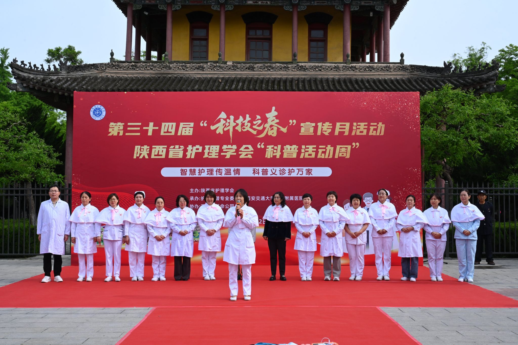 2-李领侠护士长主持活动.jpg