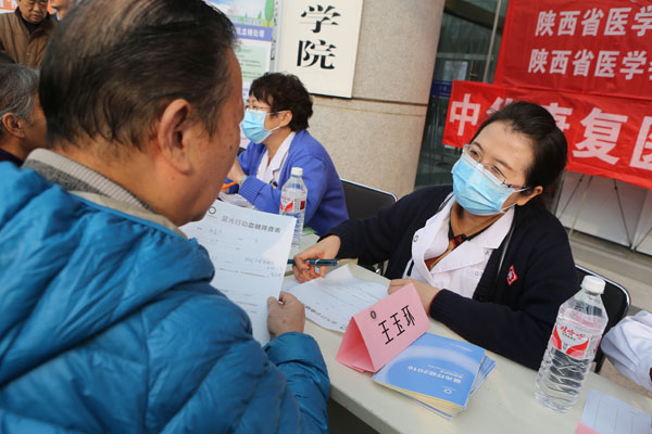 王玉环主任医师为患者诊治.JPG 王玉环主任医师为患者诊治.JPG