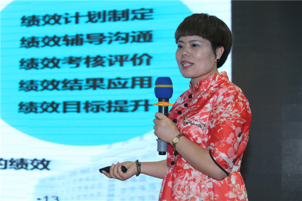 照片16:西安交大二院消毒供应中心司慧君主任做精彩授课.JPG 照片16:西安交大二院消毒供应中心司慧君主任做精彩授课.JPG