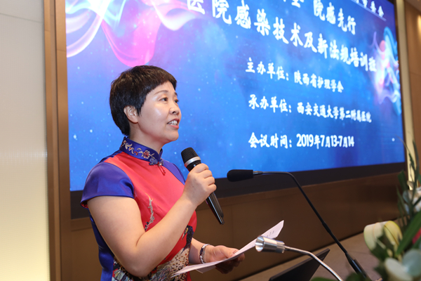 主持_副本.jpg 主持_副本.jpg