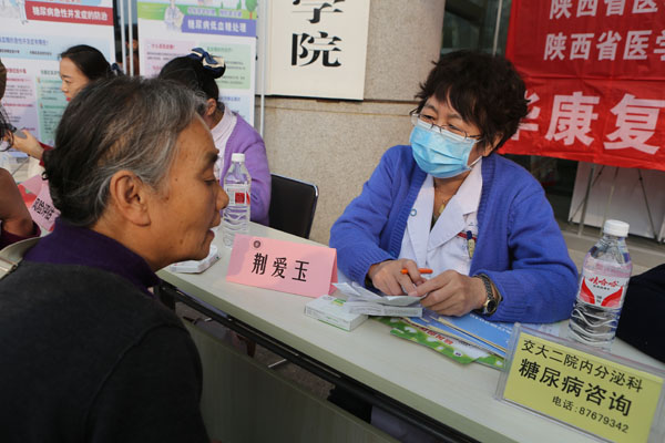 荆爱玉主任医师为患者诊治.JPG 荆爱玉主任医师为患者诊治.JPG