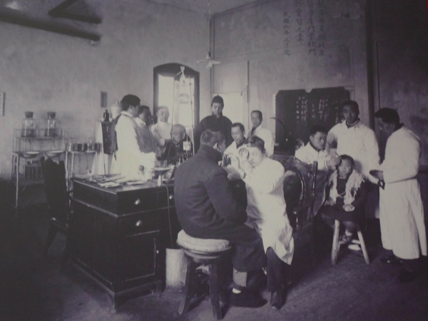 3、1917年北京医学专门学校诊察所门诊.JPG