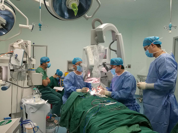 神经外科团队给患儿实施迷走神经刺激器植入术_副本.jpg