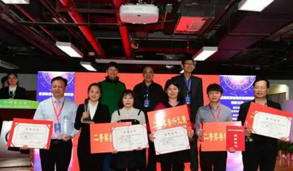 熊蕾领奖_meitu_4.jpg 熊蕾领奖_meitu_4.jpg