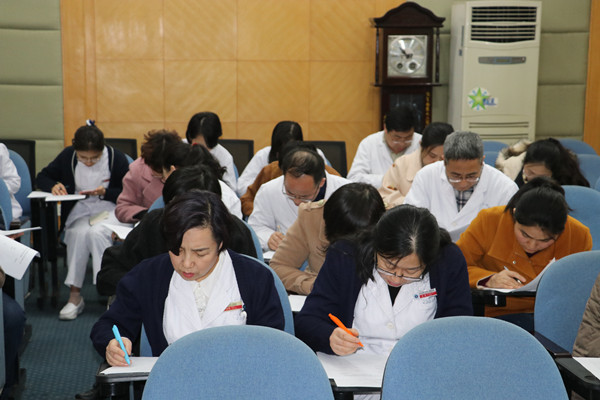 考试现场_副本.jpg 考试现场_副本.jpg