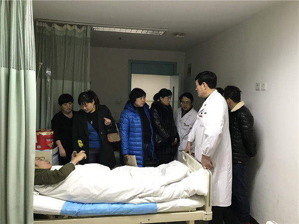 慰问住院职工 (4).jpg