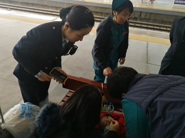 支部书记买秋霞高铁救助惊厥儿童.jpg
