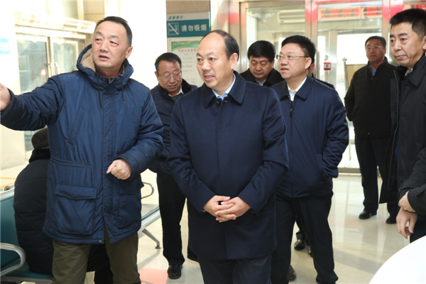 6.榆林市市长看望义诊专家.JPG