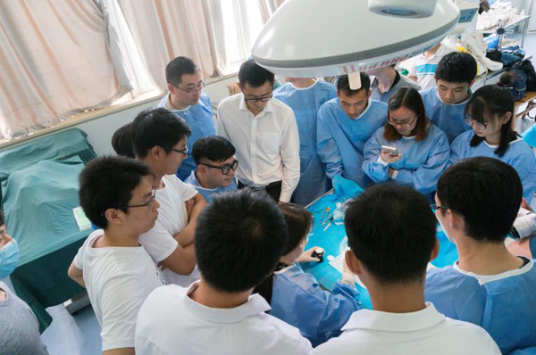 学员们边操作边讨论.jpg 学员们边操作边讨论.jpg