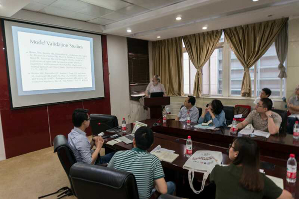 美国 Rutgers 大学Wise Young 教授给学员授课.jpg 美国 Rutgers 大学Wise Young 教授给学员授课.jpg