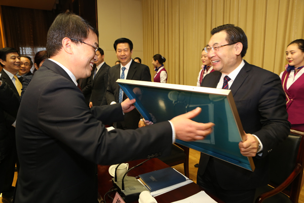 省委常委、省委书记、省长胡和平给获得“全国文明单位”的交大二附院颁奖.JPG 省委常委、省委书记、省长胡和平给获得“全国文明单位”的交大二附院颁奖.JPG