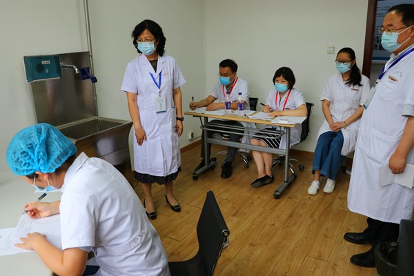 刘原副院长巡考_副本.jpg 刘原副院长巡考_副本.jpg