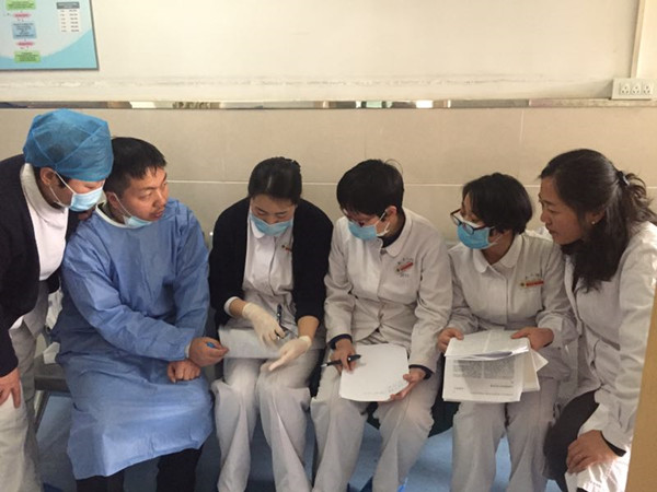 在新生儿楼道商议治疗方案_副本.jpg 在新生儿楼道商议治疗方案_副本.jpg